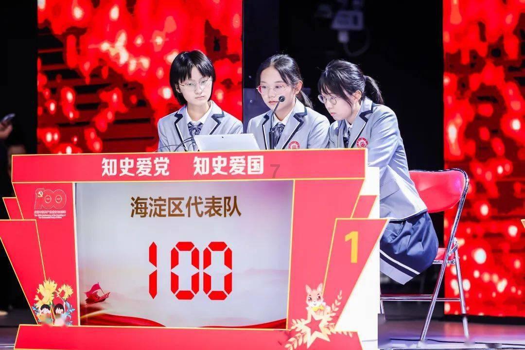 贝索斯53岁未婚妻罕见跟哈里同框，还盛赞了王子，双双获奖惹争议